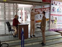 यूपी: नोएडा में कोरोना संक्रमण रोकने के लिए कलेक्ट्रेट में कोविड हेल्प डेस्क, जांच के बाद ही मिलेगा प्रवेश