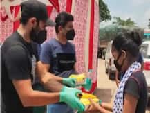 एक बार फिर सड़कों पर लोगों की मदद करते नज़र आए तेज़ गेंदबाज़ मोहम्मद शमी, देखें वीडियो