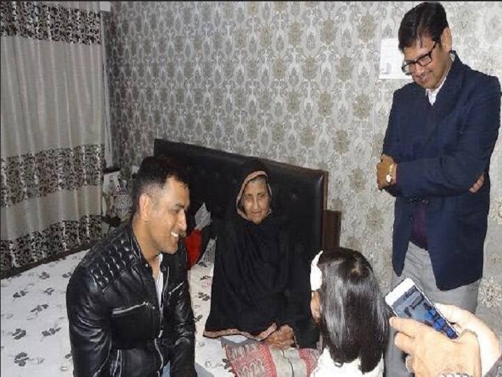  धोनी को हर उम्र और वर्ग का इंसान पसंद करता है. बच्चों के बीच भी माही काफी लोकप्रिय हैं. बुजुर्ग भी उन्हें काफी पसंद करते हैं.  