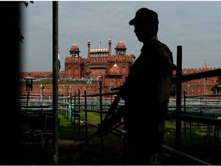 Red fort opened to public after almost three months ann दिल्ली: करीब तीन महीने बाद खुला लाल किला, सोशल डिस्टेंसिंग और अन्य नियमों का किया जा रहा पालन