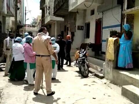 मध्य प्रदेश: इंदौर में फिर आया कोरोना की चपेट में एक गांव, एक ही परिवार के 27 लोग पॉजिटिव मध्य प्रदेश: इंदौर में फिर आया कोरोना की चपेट में एक गांव, एक ही परिवार के 27 लोग पॉजिटिव