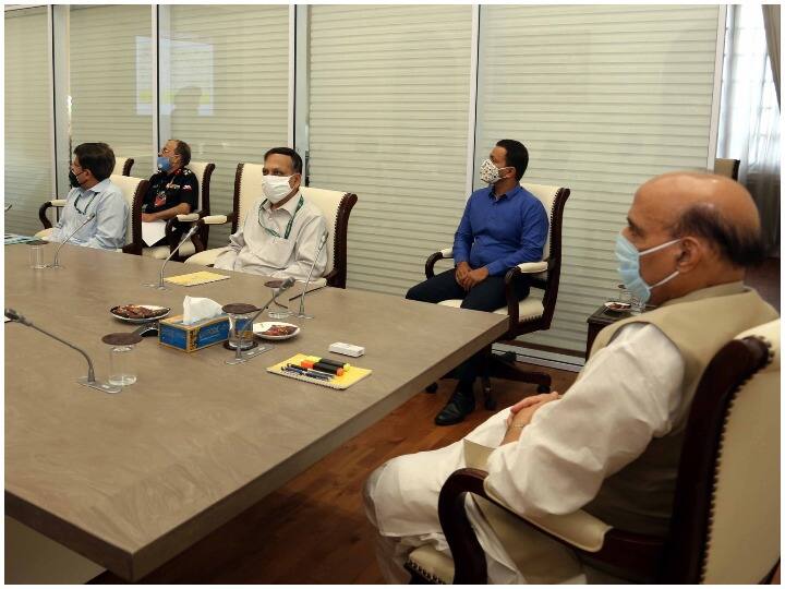 भारत-चीन सीमा विवाद के बीच सीमावर्ती क्षेत्रों में सड़कों का निर्माण तेज, राजनाथ सिंह ने कहा- 'पुलों के निर्माण में लाई जाएगी तेजी' Rajnath Singh said Construction of roads in border areas between India-China border dispute intensified भारत-चीन सीमा विवाद के बीच सीमावर्ती क्षेत्रों में सड़कों का निर्माण तेज, राजनाथ सिंह ने कहा- 'पुलों के निर्माण में लाई जाएगी तेजी'