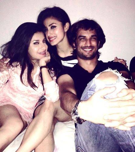 बीते दिनों मौने ने दिवंगत सुशांत सिंह राजपूत को भी याद करते हुए ये तस्वीर शेयर की थी. (सभी तस्वीरें- इंस्टाग्राम