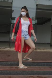 मास्क लगाकर घर से बाहर निकलीं बिग बॉस की ये एक्स कंटेस्टेंट, सामने आईं हैं ऐसी तस्वीरें