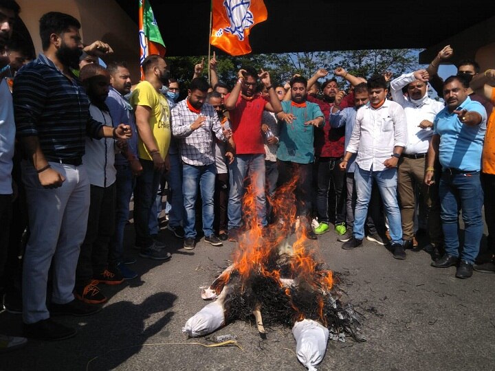 Jammu BJP workers protest against Wasim Bari's killing burn effigy of Pakistan ANN जम्मूः BJP नेता की हत्या के विरोध में पार्टी का कार्यकर्ताओं का प्रदर्शन, पाकिस्तान का पुतला जलाकर की नारेबाजी