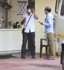 IN PICS: दिवंगत अभिनेता जगदीप के अंतिम दर्शन करने पहुंचे जॉनी लीवर, बेटों को देते दिखे सांत्वना