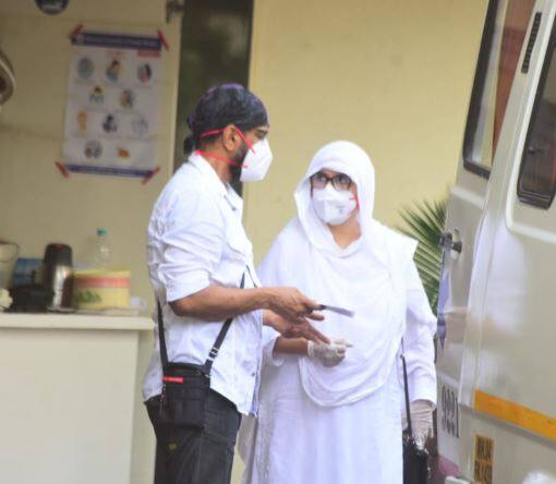 जगदीप के घर और कब्रिस्तान की कुछ तस्वीरें सामने आईं हैं. इन तस्वीरों में उनके बेटे जावेद को देख सकते हैं. 