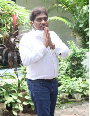 इस दौरान बॉलीवुड एक्टर जॉनी लीवर भी इस लीजेंड अभिनेता के अंतिम दर्शन करने पहुंचे. 