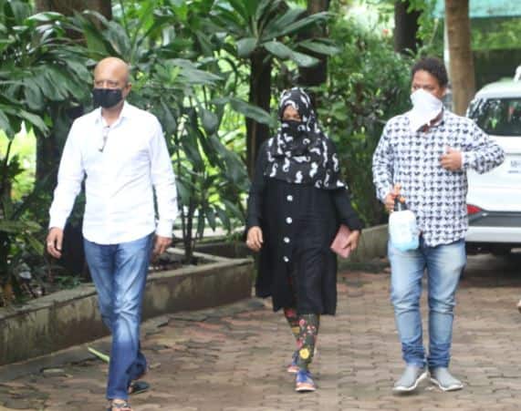 उनका बेटा और एक्टर नावेद भी इस दौरान यहां नजर आए. कोरोना वायरस के चलते जनाजे में ज्यादा लोगों को आने की अनुमति नहीं है. 