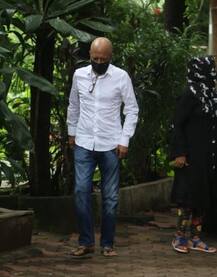 IN PICS: दिवंगत अभिनेता जगदीप के अंतिम दर्शन करने पहुंचे जॉनी लीवर, बेटों को देते दिखे सांत्वना