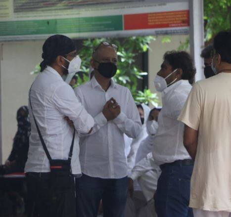 आप तस्वीरों में देख सकते हैं कि जॉनी लीवर जगदीप के बेटों नावेद और जावेद को संवेदनाएं व्यक्त करते नजर आ रहे हैं.( सभी तस्वीरें-मानव मंगलानी)