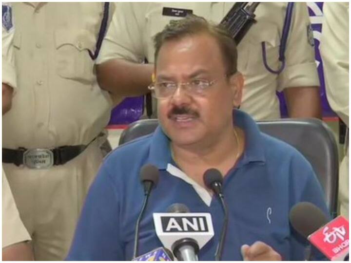 विकास दुबे से उज्जैन पुलिस ने की 8 घंटे पूछताछ, फूल वाले ने दी थी सबसे पहले उसकी जानकारी Ujjain police questioned Vikas Dubey for 8 hours विकास दुबे से उज्जैन पुलिस ने की 8 घंटे पूछताछ, फूल वाले ने दी थी सबसे पहले उसकी जानकारी