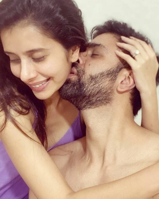 हालांकि दोनों में से किसी ने अभी तक इस तरह की किसी भी खबर पर रिएक्ट नहीं किया है और ना ही अपने रिलेशन को लेकर कोई भी बात कही है.