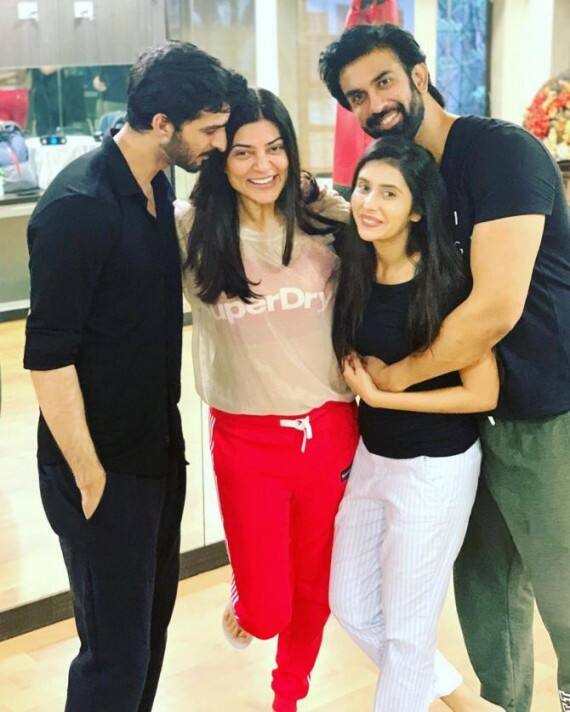 साल भर पहले दोनों नें खूब धूम धाम से ग्रैंड इवेंट में शादी रचाई इसके बाद चारू और राजीव महीनों तक अपने हनीमून की एक से एक रोमांटिक तस्वीरें शेयर करते रहते थे.