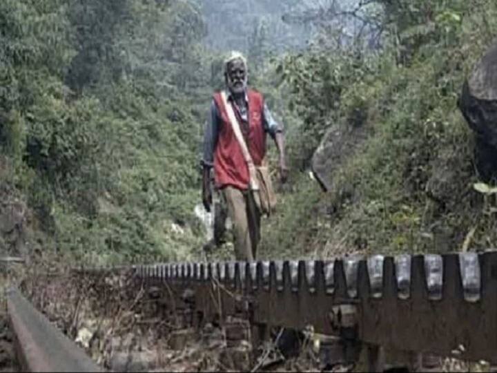 30 साल से रोज दुर्गम इलाकों में खत पहुंचाते रहे ये पोस्टमैन, IAS ने किया सैल्यूट Tamil Nadu Postman, who walked 15 km a day for 30 years in the jungle and delivered letters 30 साल से रोज दुर्गम इलाकों में खत पहुंचाते रहे ये पोस्टमैन, IAS ने किया सैल्यूट