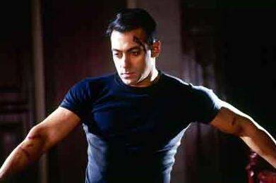 सलमान खान की फिल्म गर्व भी पुलिस और इसमें भी एनकाउंटर दिखाया गया था.