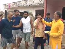 Vikas Dubey Encounter: बिकरू गांव के लोगों ने बांटी मिठाई, कहा- आतंक के युग का अंत हुआ