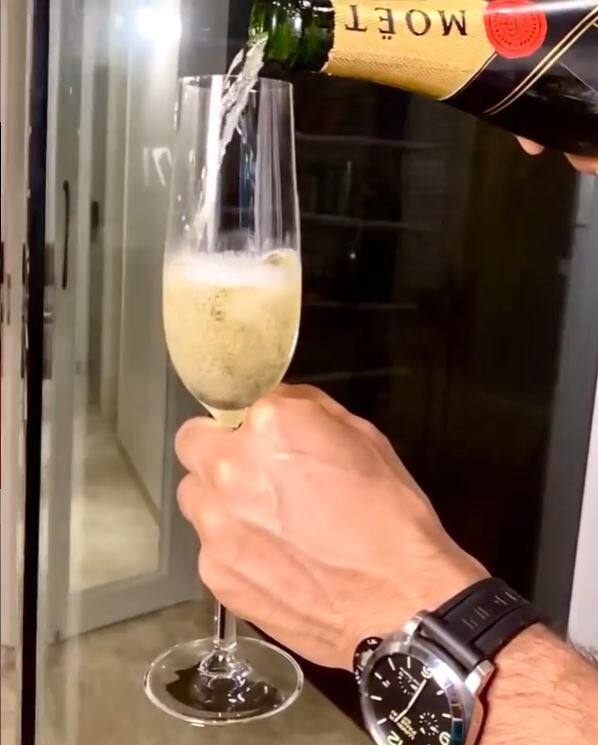  इसके साथ ही विवेक ने इस तस्वीर को शेयर करते हुए बताया की उन्होंने अपनी शादी में शैंपेन पी थी और वो शैंपेन तभी पीते हैं जब वो अपनी शादी का सेलिब्रेशन करते हैं. 