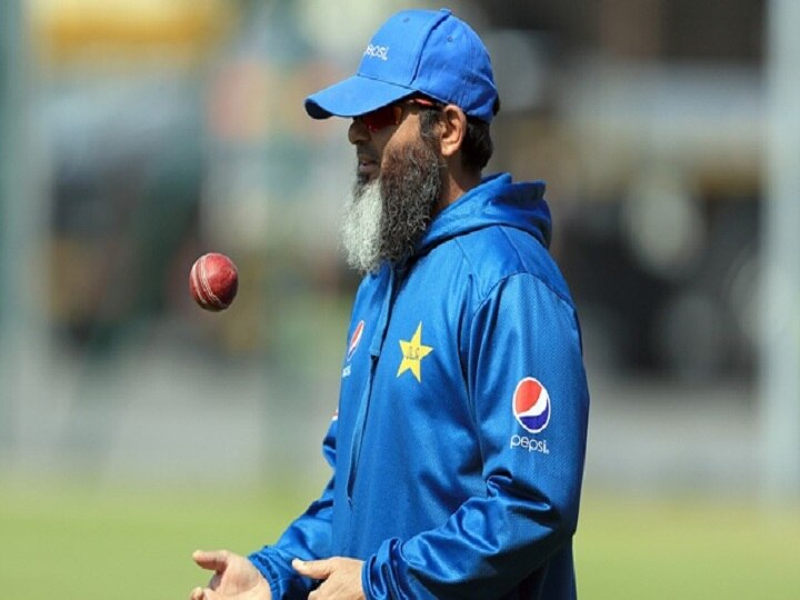 mushtaq ahmad said Pak bowlers are trying to shine the ball in a new way नए तरीके से गेंद को चमकाने की कोशिश कर रहे हैं पाक गेंदबाज़, स्पिन कोच ने किया खुलासा