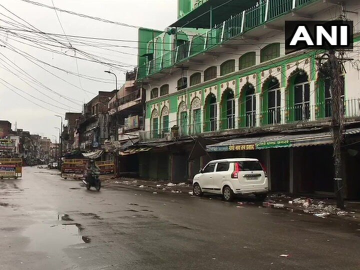 UP Lockdown: यूपी में 55 घंटे के लॉकडाउन का दिखा असर, सड़कों पर पसरा सन्नाटा Impact of 55 hour lockdown in UP police force checking ID's of commuters UP Lockdown: यूपी में 55 घंटे के लॉकडाउन का दिखा असर, सड़कों पर पसरा सन्नाटा