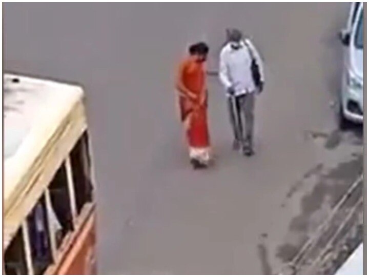 Viral video: Kerala woman helped visually impaired man while running after bus केरल में नेत्रहीन पुरुष की मदद के लिए महिला ने दौड़ते हुए रुकवाई बस, वायरल हो रहा है वीडियो