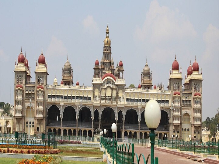 Mysore Palace closed after employee's relative became corona positive कर्नाटक: कर्मचारी के रिश्तेदार के कोरोना पॉजिटिव होने के बाद बंद किया गया मैसूर पैलेस