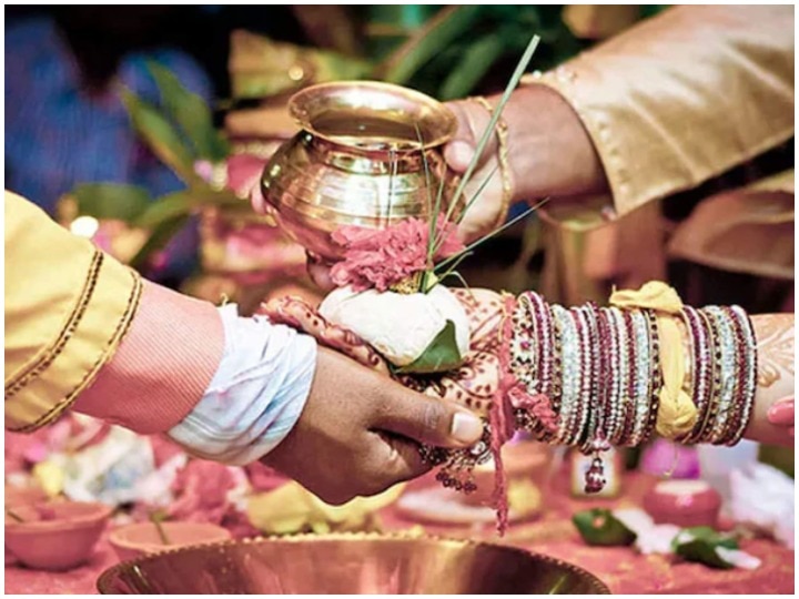 Madhya Pradesh: Man gets marriage with two women at same mandap among three family presence मध्य प्रदेश: मंडप में शख्स ने दो महिलाओं के साथ लिए सात फेरे, जानें फिर क्या हुआ