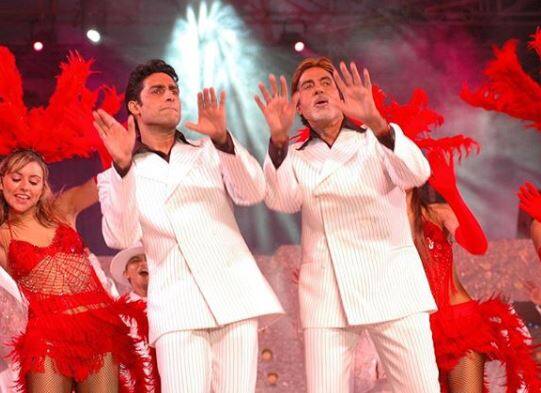 दोनों ही सेलेब्स ने सोशल मीडिया के जरिए अपने फैंस के साथ इस बात की जानकारी शेयर की है. दोनों को मुंबई के नानावटी अस्पताल में भर्ती कराया गया है.