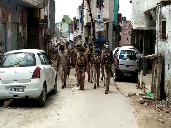 यूपी: बुलंदशहर में होने से बची कानपुर जैसी घटना, एसओजी टीम पर हुआ पथराव stone pelting on police team during capture criminal in bulandsehar uttar prades यूपी: बुलंदशहर में होने से बची कानपुर जैसी घटना, एसओजी टीम पर हुआ पथराव