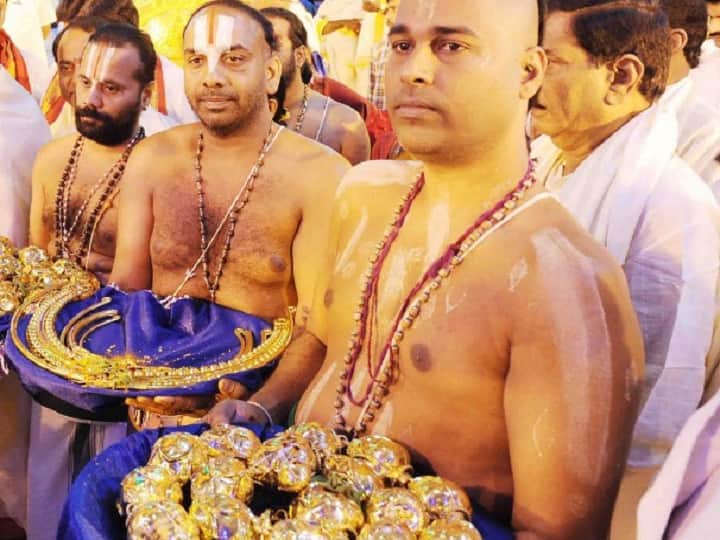 Andhra Pradesh: Devotee offers 20 gold biscuits in Tirumala temple hundi आंध्र प्रदेश के प्रसिद्ध तिरुमला मंदिर में श्रद्धालु ने चढ़ाई सोने की 20 बिस्कुट