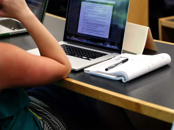 Vastu Tips: एग्जाम का रिजल्ट बनाना चाहते हैं बेहतर तो इन वास्तु टिप्स का रखें ध्यान स्टूडेंट