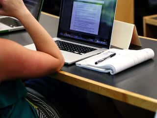 Vastu Tips: एग्जाम का रिजल्ट बनाना चाहते हैं बेहतर तो इन वास्तु टिप्स का रखें ध्यान स्टूडेंट