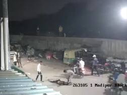 राजधानी दिल्ली में बीच सड़क पर चाकूओं से गोदकर युवक की हत्या, CCTV में कैद हुई वारदात