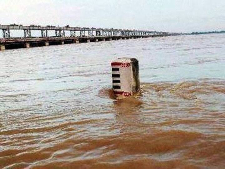 यूपी: पहाड़ों में हो रही बारिश की वजह से घाघरा और सरयू नदी का बढ़ा जलस्तर, गांवों में घुसा बाढ़ का पानी Ghaghra and Saryu river water level rises due to rain in the mountains यूपी: पहाड़ों में हो रही बारिश की वजह से घाघरा और सरयू नदी का बढ़ा जलस्तर, गांवों में घुसा बाढ़ का पानी