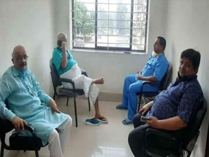 Photo of meeting of Lalu Yadav in jail goes viral BJP says it violates jail manual ann लालू यादव की जेल में बैठक करने की तस्वीर वायरल, बीजेपी ने कहा- यह जेल मैनुअल का उल्लंघन