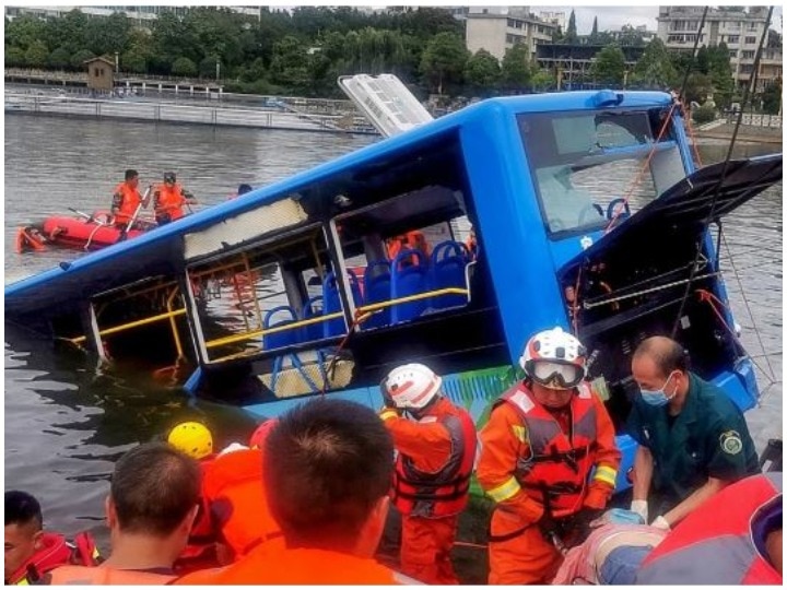 In China, the bus driver deliberately dropped the bus into the reservoir, killing 21 people. चीन में बस ड्राइवर ने जानबूझकर बस को झील में गिराया, 21 लोगों की जान गई.