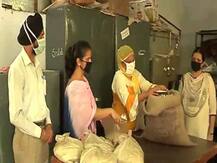 कोरोना संकट: जम्मू कश्मीर में सरकारी स्कूलों के 8.30 लाख छात्रों के घर तक पहुंचाया जा रहा है मिड डे मील का राशन