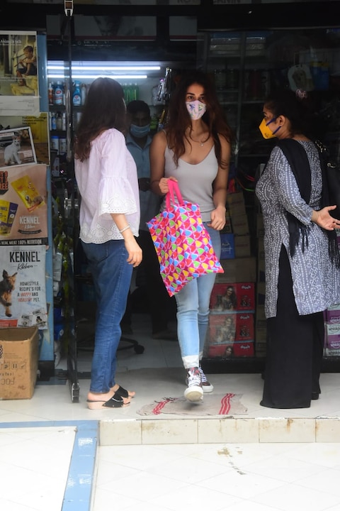 Disha Patani seen shopping outside the house amid Corona crisis, these pictures have surfaced