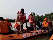 उत्तर प्रदेश: नदी के बढ़े जलस्तर की वजह से फंसे 200 ग्रामीणों को पुलिस और SDRF की टीम ने सुरक्षित बचाया