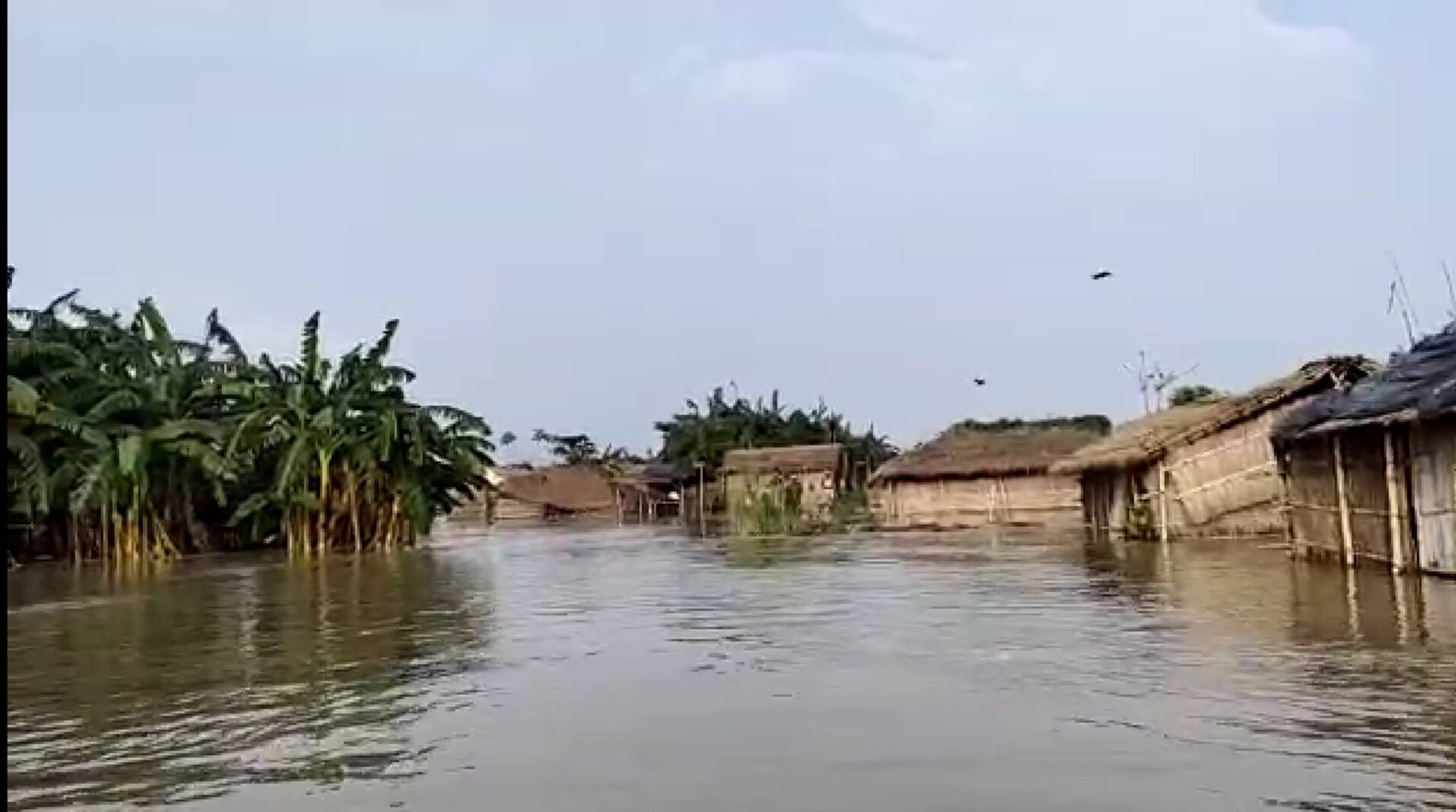 उत्तर प्रदेश: नदी के बढ़े जलस्तर की वजह से फंसे 200 ग्रामीणों को पुलिस और SDRF की टीम ने सुरक्षित बचाया