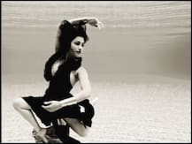 लॉकडाउन में झाड़ू पोंछा लगाती दिखीं ये एक्ट्रेस, कहा- यही है सबसे बेहतर वर्काउट