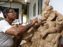 गणपति उत्सव से पहले मूर्तिकारों पर पड़ी कोरोना की मार, भारी घाटे की चिंता में हैं मूर्ति बनाने वाले