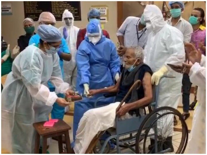 Mumbai: 101-year-old veteran Arjun Govind Neringrekar beats Coronavirus, celebrates birthday in hospital मुंबई: 101 साल के बुजुर्ग ने दी कोरोना को मात, अस्पताल में मनाया गया जन्‍मदिन