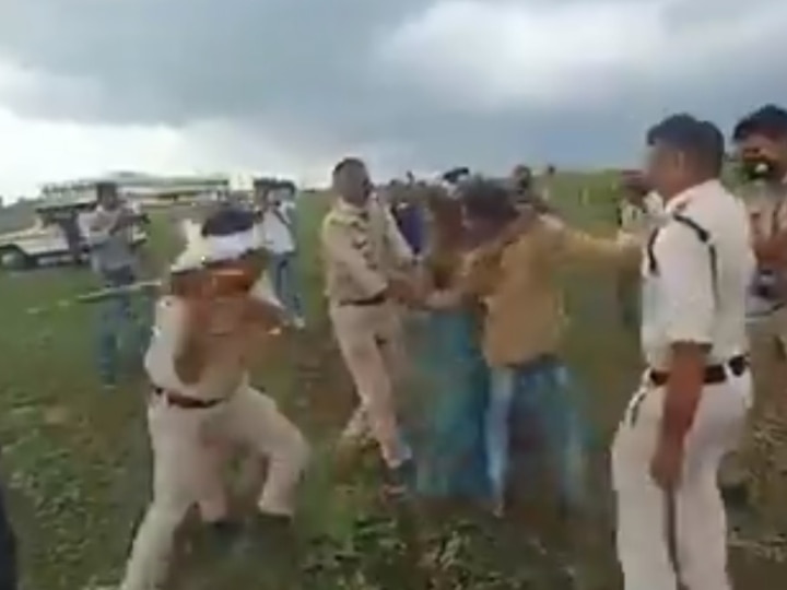 Police Lathi Charge at Farmers in Guna, Congress Attacks On BJP government MP: अतिक्रमण हटाए जाने का विरोध करने वालों पर पुलिस ने भांजी लाठियां, कांग्रेस ने  Video शेयर कर बोला हमला