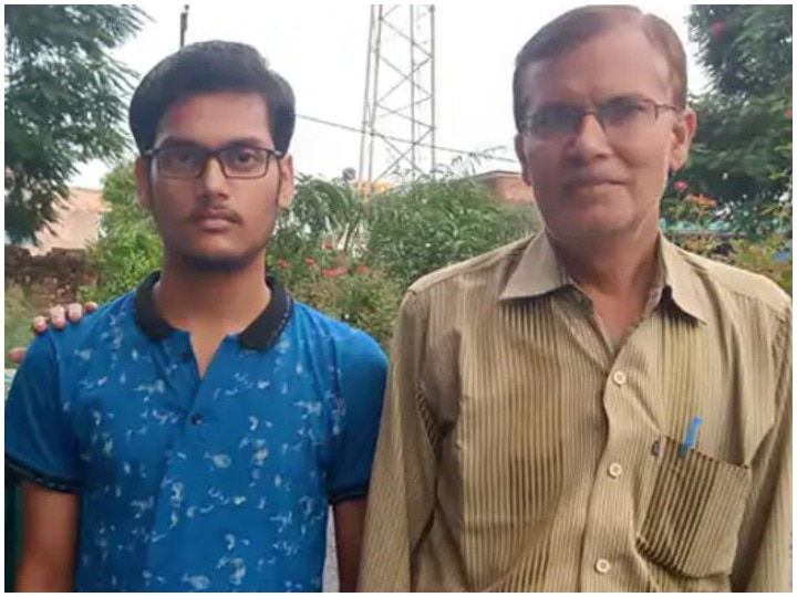 Farmer son Anurag Tiwari gets 98.2 percent number in CBSE 12th got a chance to study in US किसान के बेटे ने 98.2 फीसदी नंबर लाकर पेश की मिसाल, अब अमेरिका से मिला पढ़ाई का ऑफर