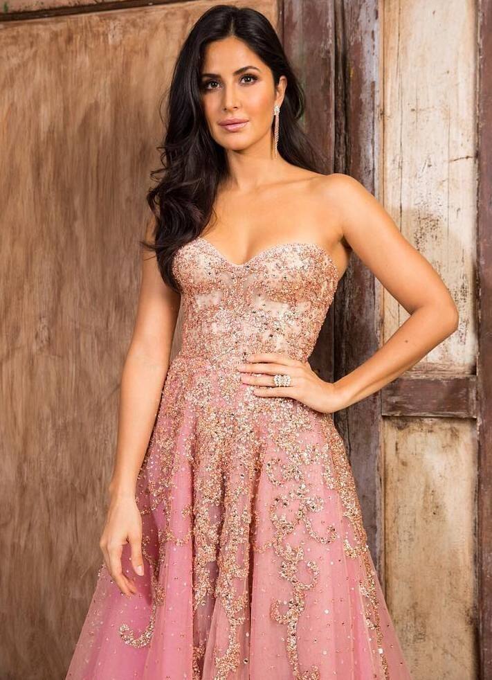 कैटरीना कैफ सलमान की जिंदगी से जुड़ा वो नाम जो कभी मिटाया नहीं जा सकता. दोनों ने अपने रिश्ते को कभी कबूला नहीं लेकिन इश्क छिपाए नहीं छिपता. कैटरीना और सलमान कई फिल्मों में साथ नज़र आ चुके हैं और आज भी साथ काम करते हैं भले ही अब दोनों की राहें जुदा हो गई हों. सलमान से ब्रेकअप के बाद कैटरीना रणबीर कपूर को डेट करने लगी थीं. जिसके चलते सलमान और रणबीर में भी अनकही और अनदेखी तकरार है