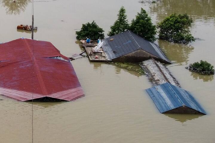 इस साल जून माह से ही चीन में बरसात हो रही है जो अभी भी जारी है. अधिक बरसात की वजह से चीन की सबसे लंबी नदी यांग्त्से में बाढ़ आ गई. साल 1961 के बाद से चीन बरसात का रिकार्ड रख रहा है. इस रिकार्ड के अनुसार 1961 के बाद से अब तक ऐसी बरसात पहले रिकार्ड नहीं की गई थी. न ही उनके रिकार्ड में इस तरह की बरसात पहले कभी दर्ज की गई है.