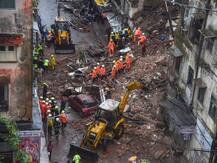 PHOTOS: मुंबई में ​भारी बारिश के बीच दो अलग-अलग जगहों पर इमारत गिरी, 4 की मौत और कई अन्य घायल