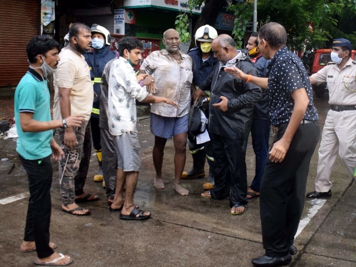 अधिकारियों ने बताया कि करीब पौने पांच बजे दक्षिण मुंबई के फोर्ट इलाके में एक छह मंजिली इमारत का कुछ हिस्सा गिर गया जिससे इस घटना में भी दो अन्य लोगों की मौत हो गयी .