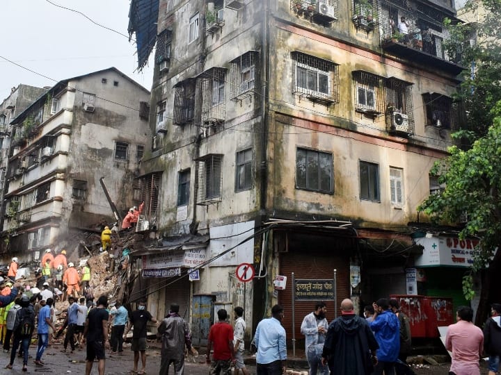 उन्होंने कहा कि दमकल की आठ गाड़ियां, दो राहत वाहन और एम्बुलेंस को घटना स्थल पर भेजा गया है. राहत और बचाव कार्य जारी है. बीएमसी के सूत्रों ने बताया कि महाराष्ट्र आवास एवं क्षेत्रीय विकास प्राधिकरण (म्हाडा) ने मरम्मत के लिए इमारत को आंशिक तौर पर खाली करा दिया था.